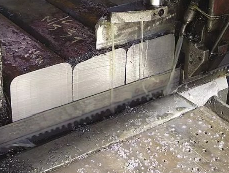 金鋒鋸業(yè)解析帶鋸條厚薄標準